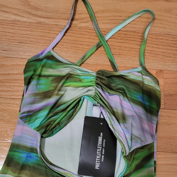 D5. NWT PRETTYLITTLETHING Green Wave Slinky Ruched Bust Cut Out Midaxi Dress - Picture 5 of 6